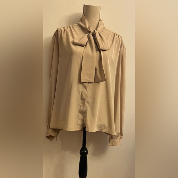 Vintage Women’s Silky Blouse Button Down Bow Tie Beige Size 16 - Picture 2 of 15